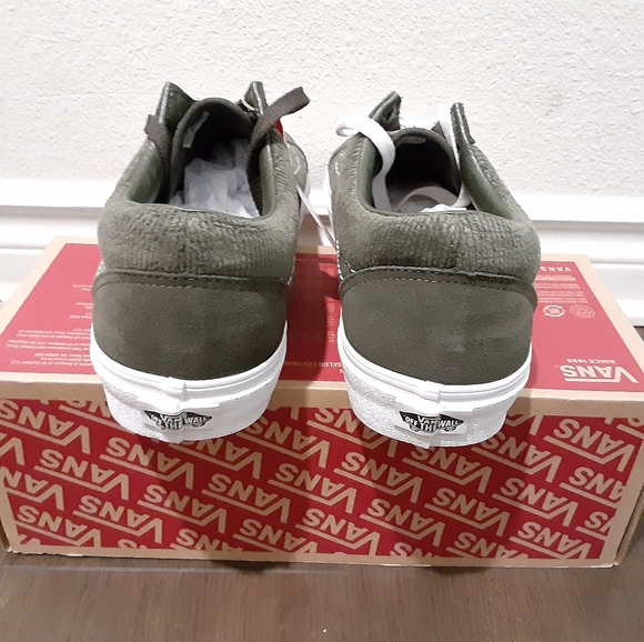 Vans - Picture 2 of 4